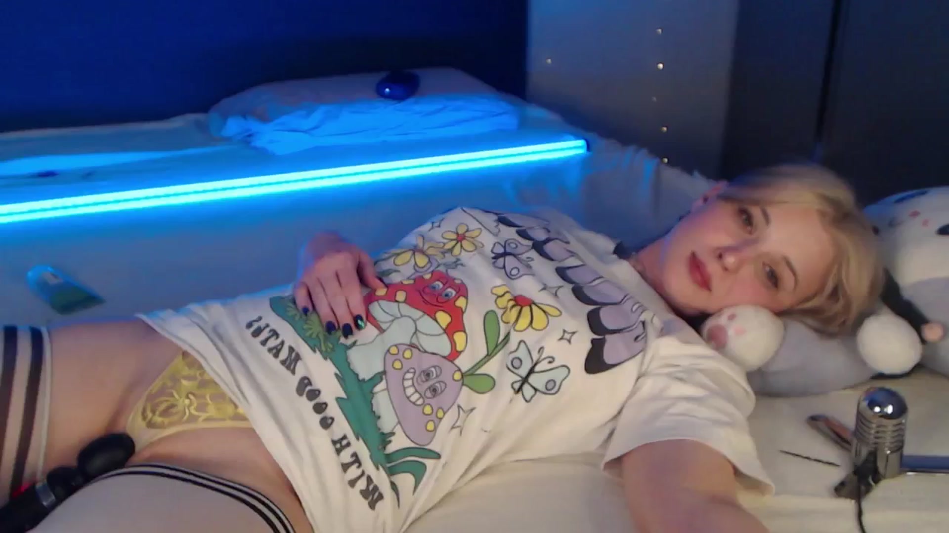 Gallery image thumbnail from Snowy_AF's myfreecams stream on, 04/06/2026, 17:04 image 11 of 20