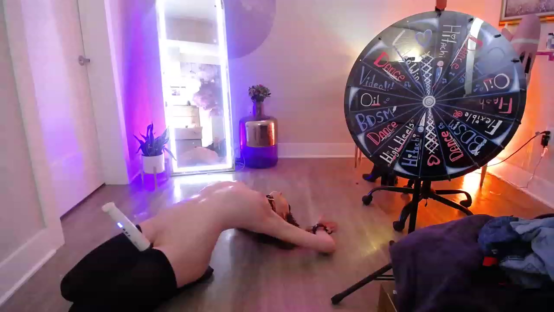 Gallery image thumbnail from SnugglePunk's myfreecams stream on, 04/17/2023, 24:33 image 6 of 20