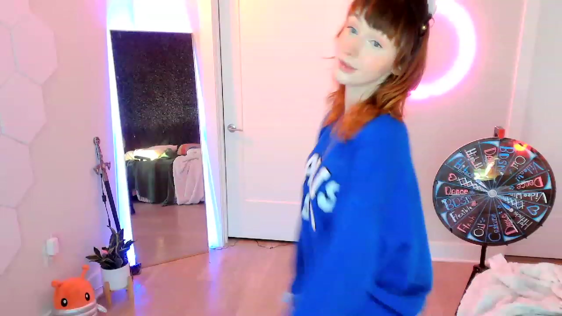 Gallery image thumbnail from SnugglePunk's myfreecams stream on, 05/06/2023, 24:00 image 13 of 20