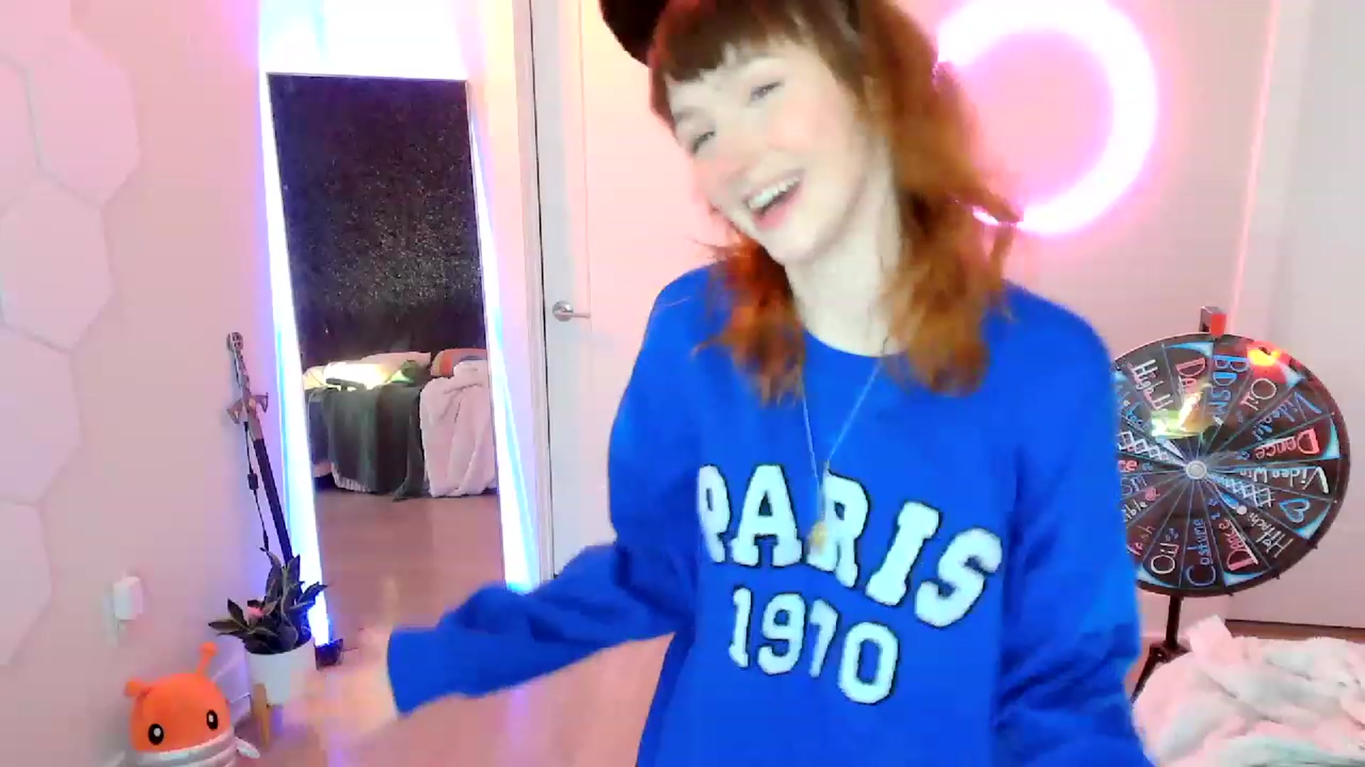 Gallery image thumbnail from SnugglePunk's myfreecams stream on, 05/06/2023, 24:00 image 15 of 20