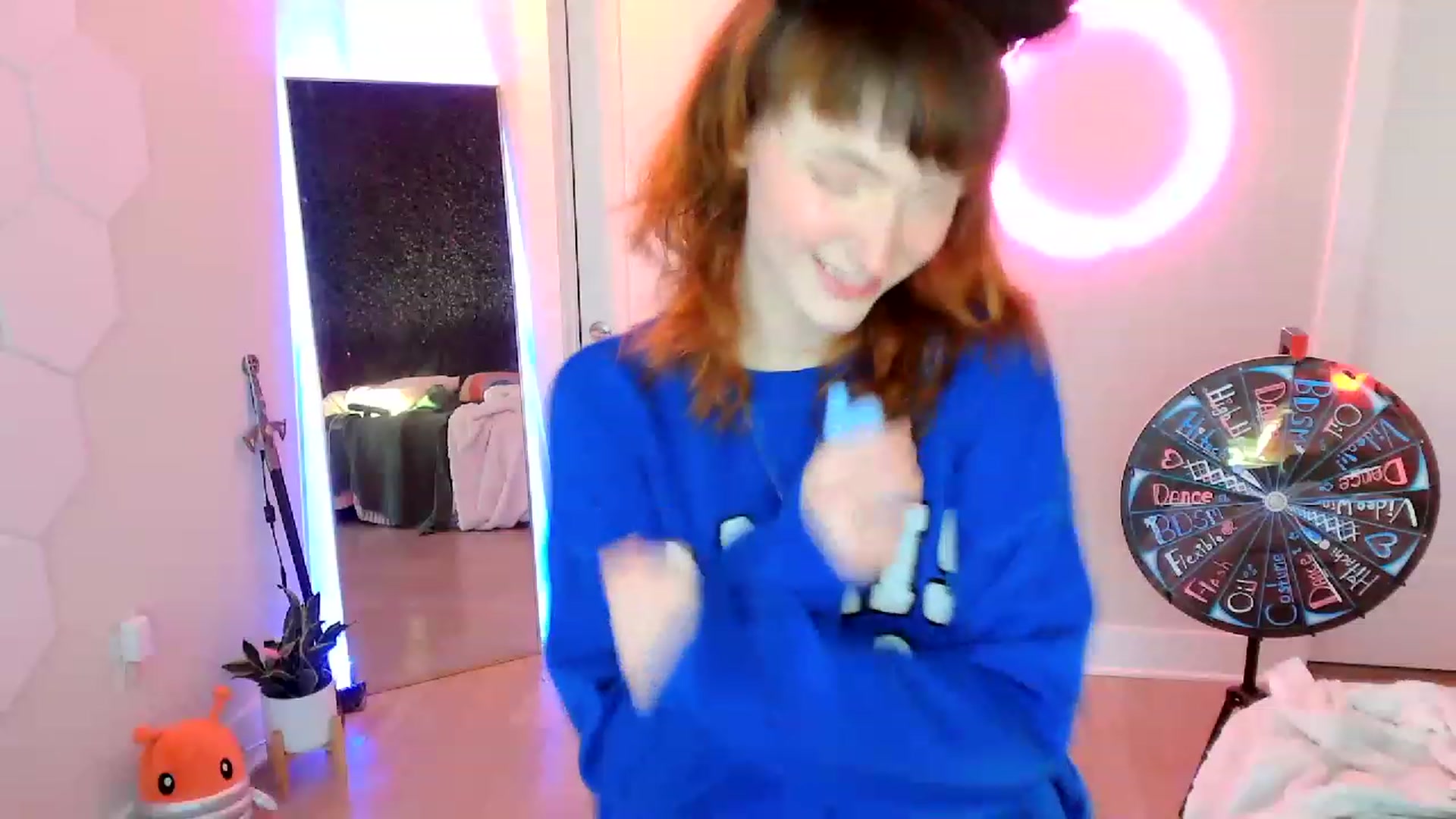 Gallery image thumbnail from SnugglePunk's myfreecams stream on, 05/06/2023, 24:00 image 16 of 20