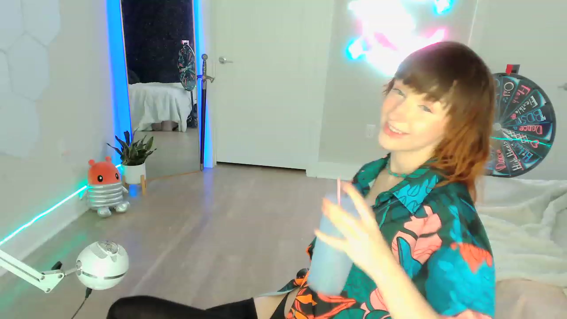 Gallery image thumbnail from SnugglePunk's myfreecams stream on, 05/26/2023, 22:34 image 12 of 20