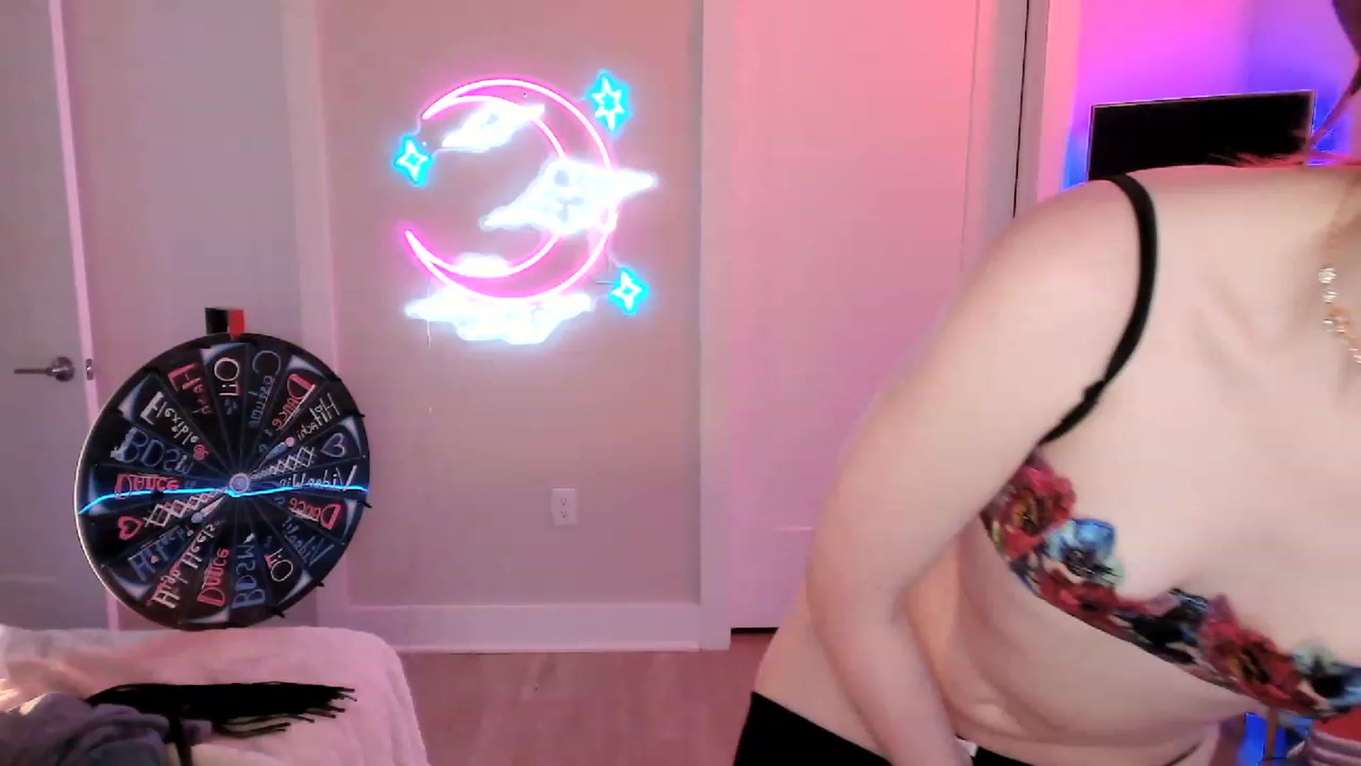 Gallery image thumbnail from SnugglePunk's myfreecams stream on, 05/27/2023, 23:21 image 16 of 20