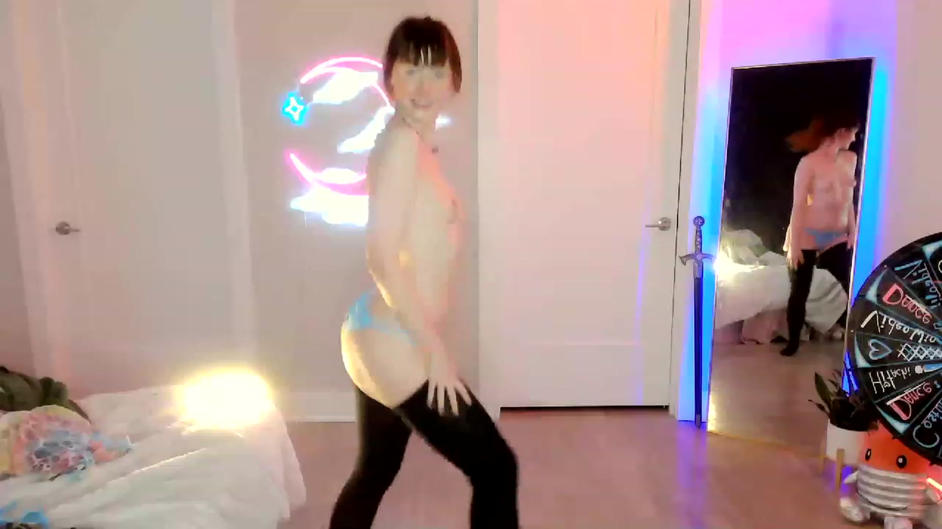 Gallery image thumbnail from SnugglePunk's myfreecams stream on, 06/04/2023, 01:26 image 6 of 20