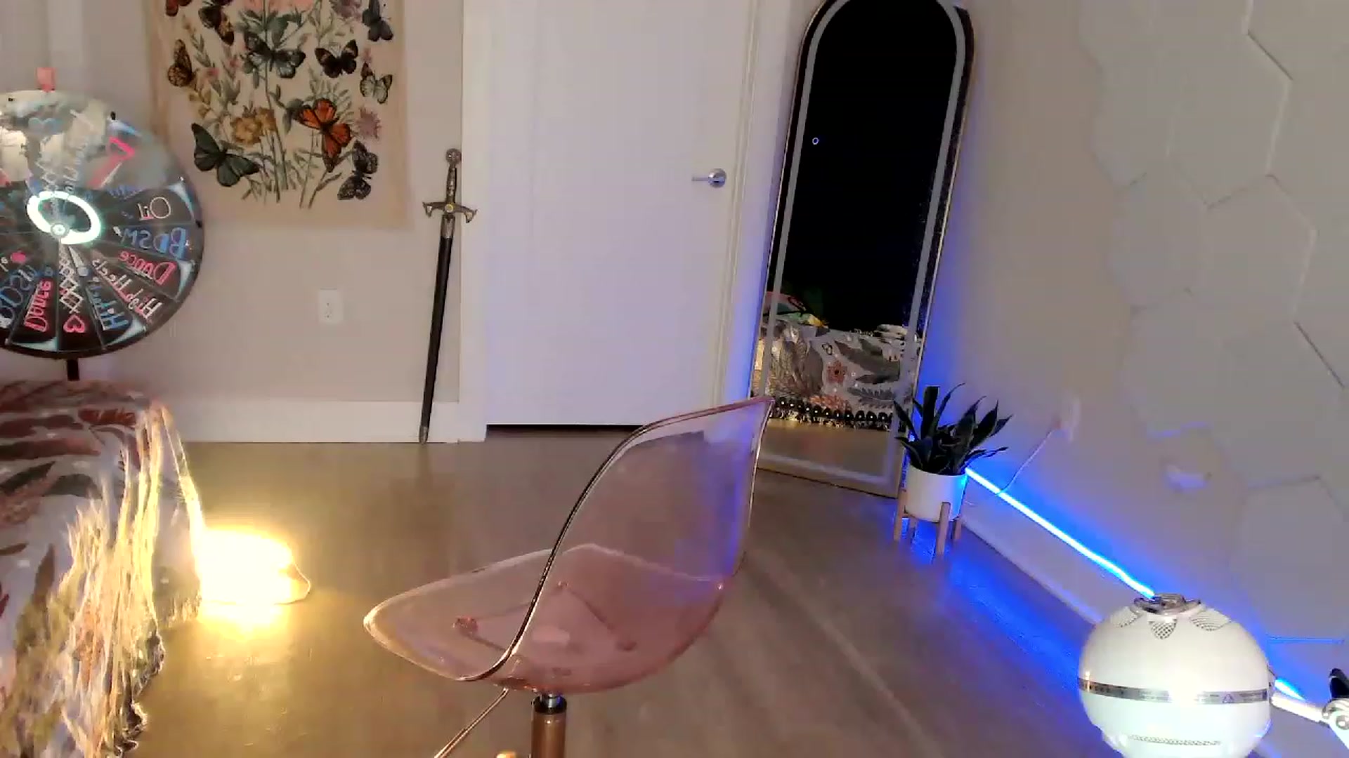 Gallery image thumbnail from SnugglePunk's myfreecams stream on, 06/10/2023, 24:01 image 19 of 20