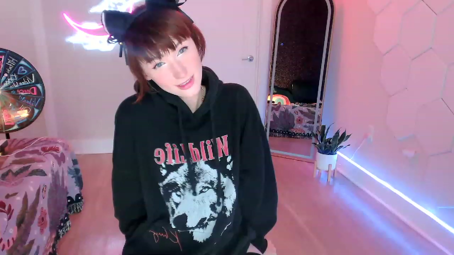 Gallery image thumbnail from SnugglePunk's myfreecams stream on, 06/12/2023, 24:44 image 8 of 20