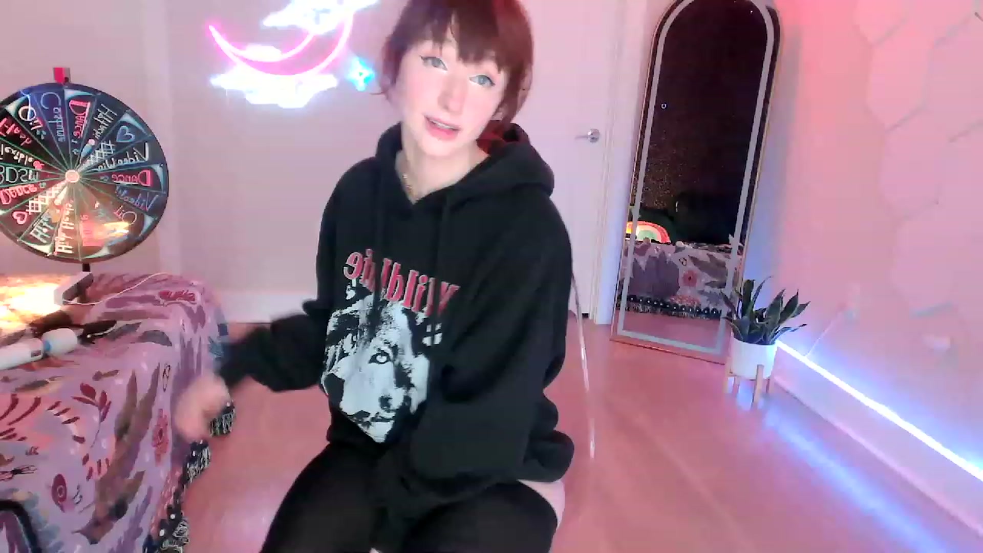 Gallery image thumbnail from SnugglePunk's myfreecams stream on, 06/12/2023, 24:44 image 10 of 20