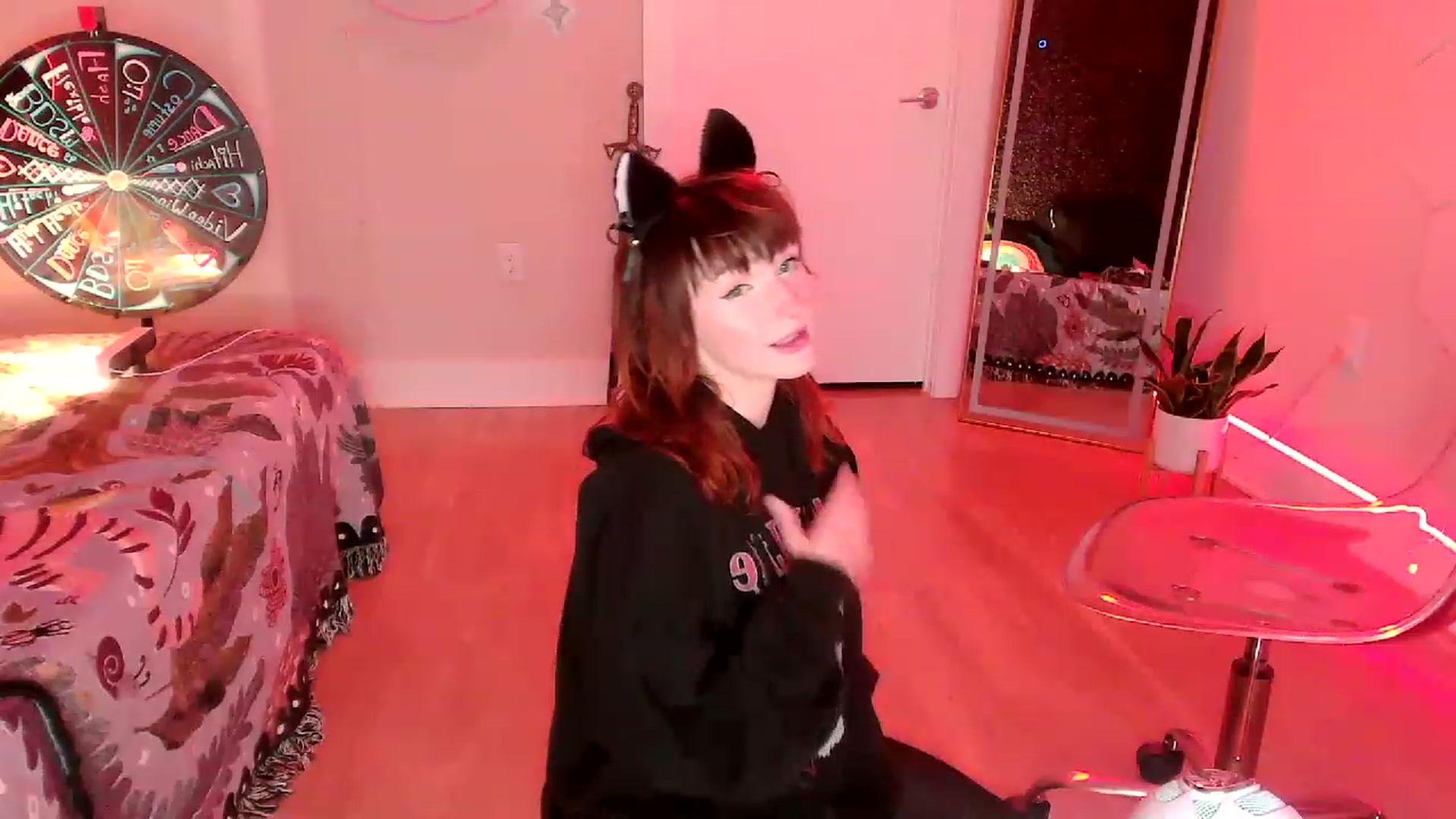 Gallery image thumbnail from SnugglePunk's myfreecams stream on, 06/12/2023, 24:44 image 16 of 20