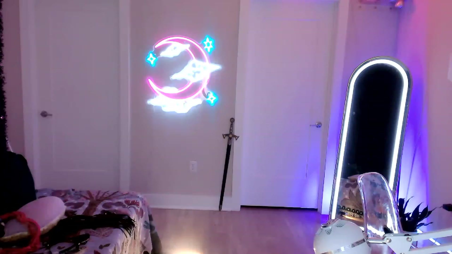 Gallery image thumbnail from SnugglePunk's myfreecams stream on, 06/17/2023, 24:17 image 1 of 20