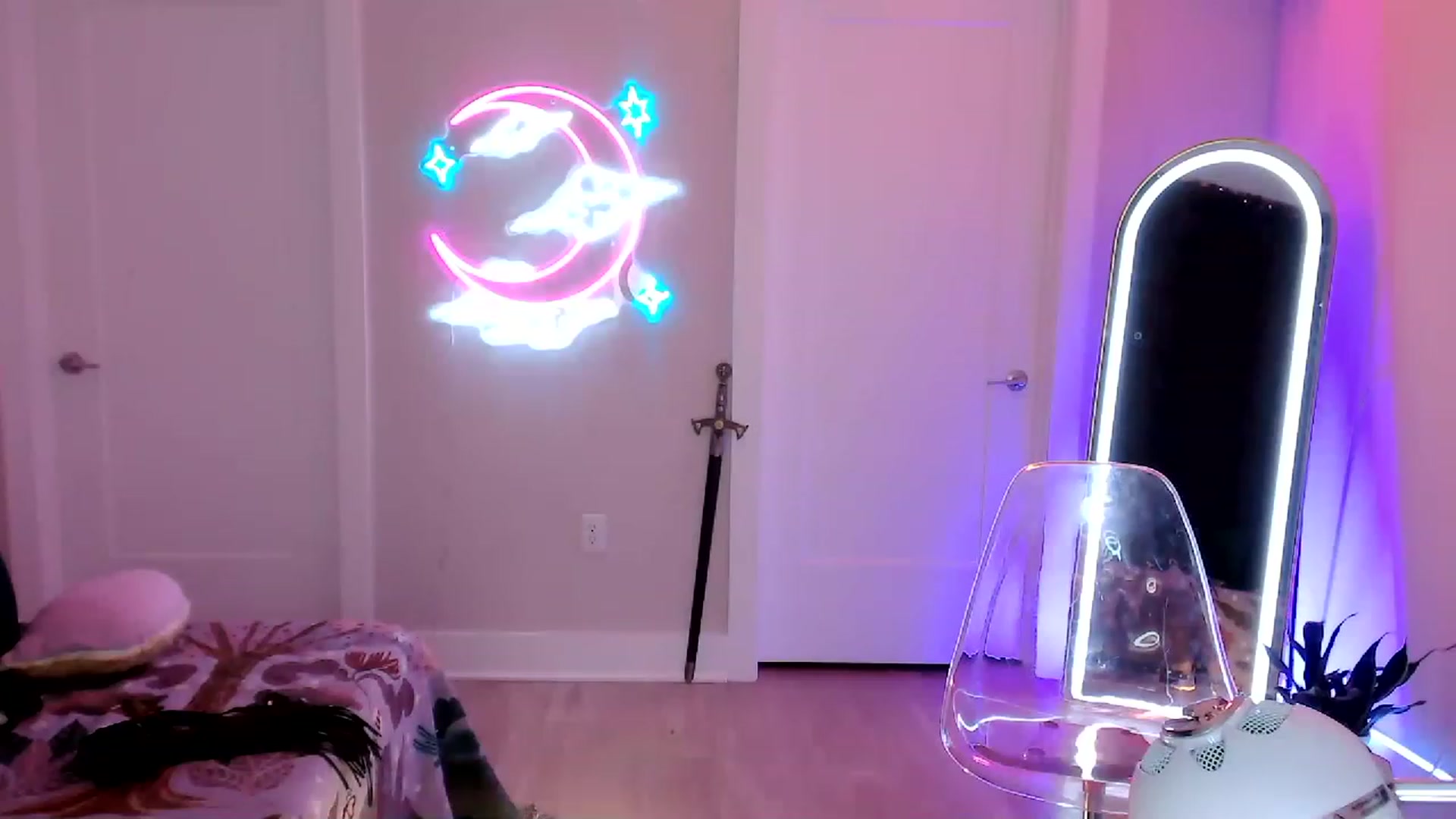 Gallery image thumbnail from SnugglePunk's myfreecams stream on, 06/17/2023, 24:17 image 18 of 20