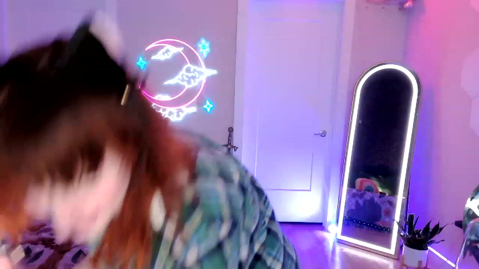 Gallery image thumbnail from SnugglePunk's myfreecams stream on, 06/17/2023, 24:46 image 1 of 20