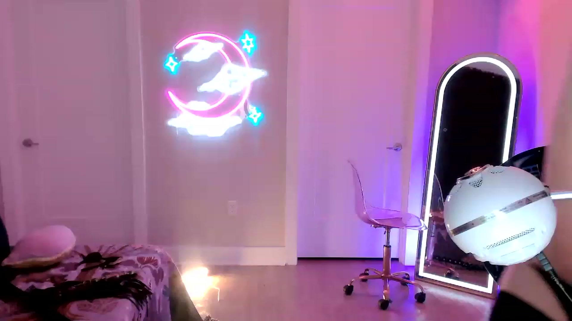 Gallery image thumbnail from SnugglePunk's myfreecams stream on, 06/17/2023, 01:25 image 4 of 20