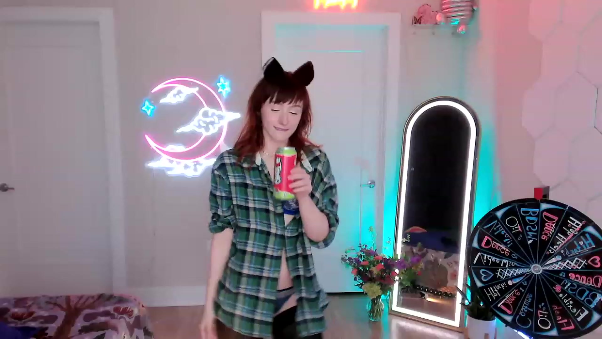 Gallery image thumbnail from SnugglePunk's myfreecams stream on, 06/22/2023, 22:50 image 11 of 20