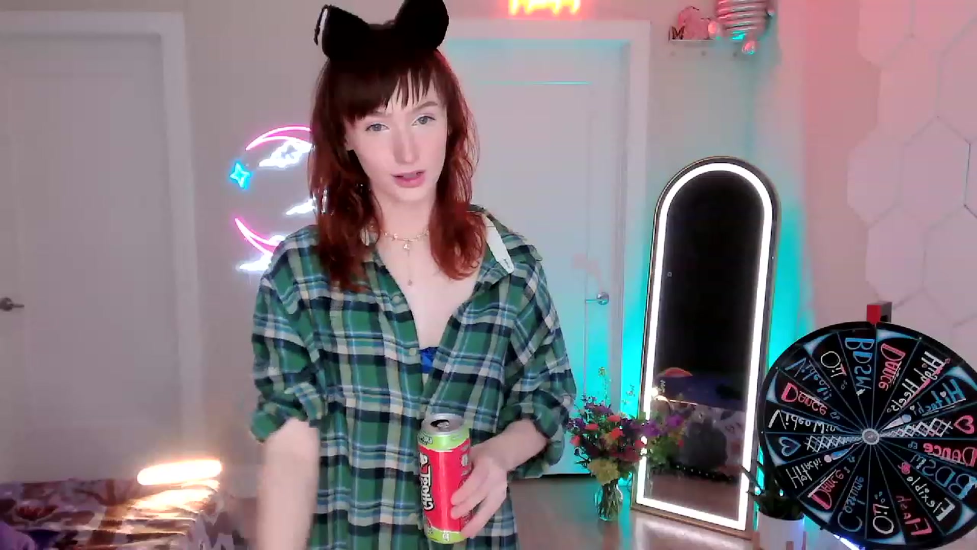 Gallery image thumbnail from SnugglePunk's myfreecams stream on, 06/22/2023, 22:50 image 13 of 20