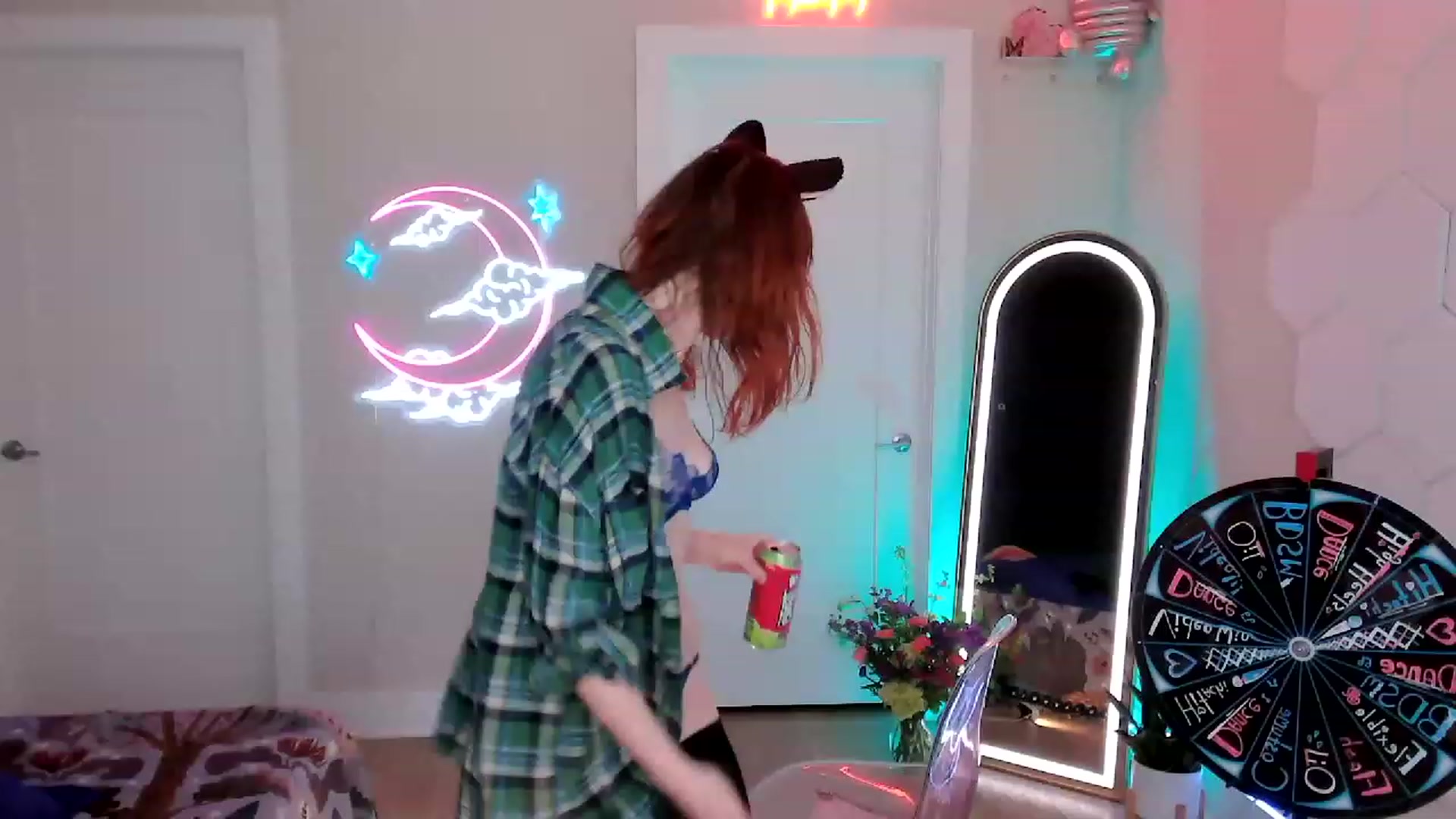 Gallery image thumbnail from SnugglePunk's myfreecams stream on, 06/22/2023, 22:50 image 6 of 20