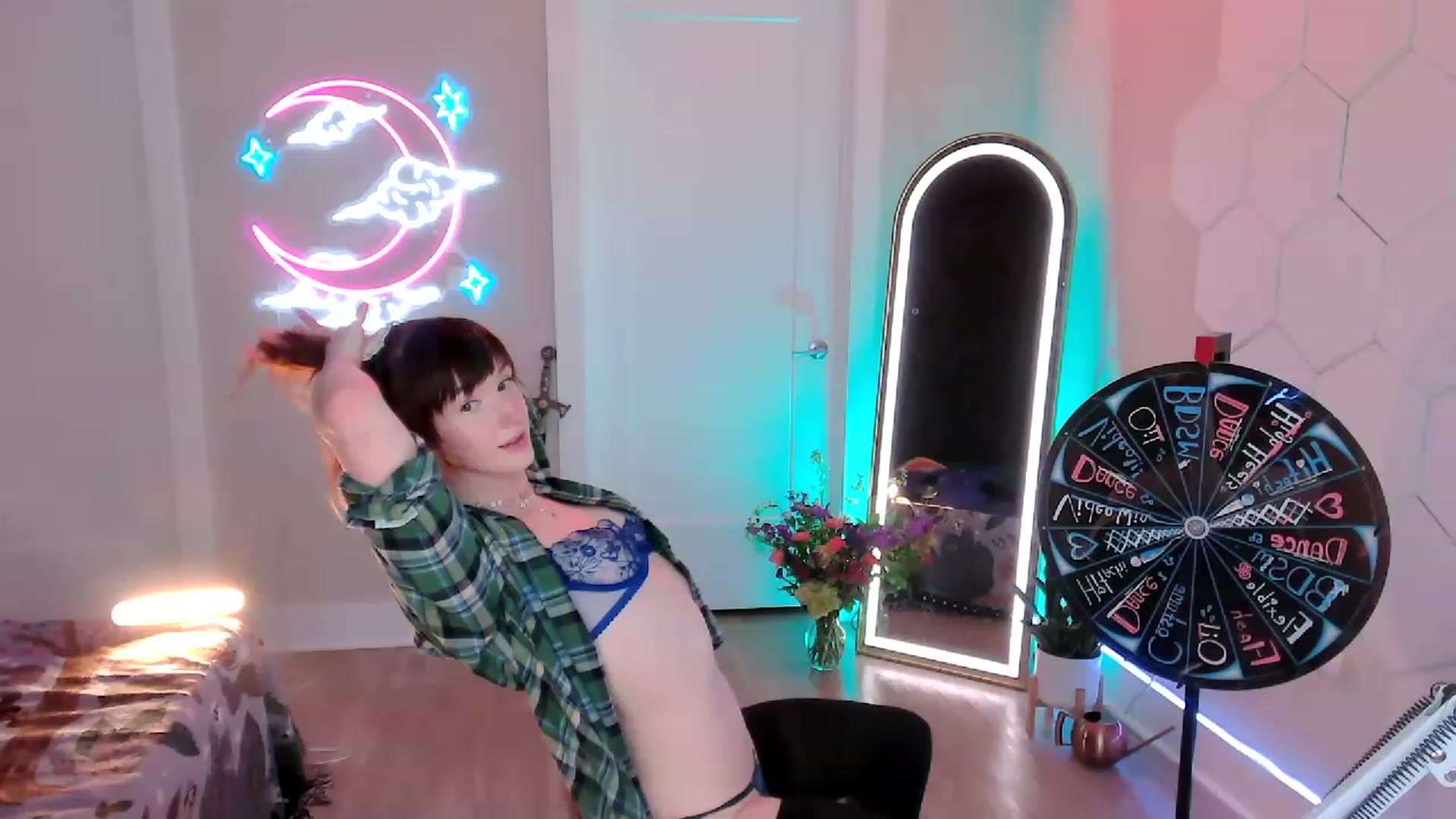 Gallery image thumbnail from SnugglePunk's myfreecams stream on, 06/22/2023, 23:01 image 10 of 20