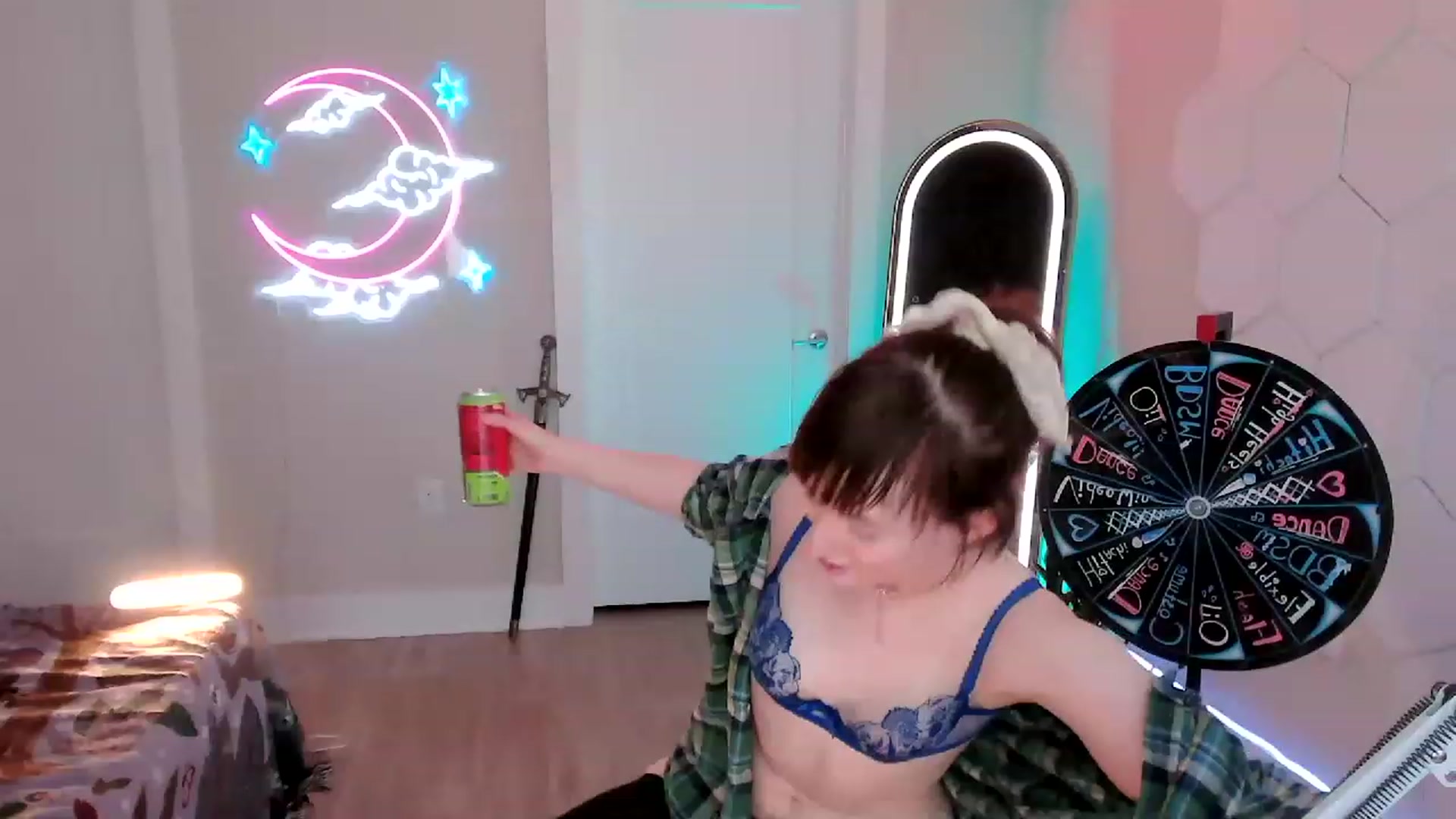Gallery image thumbnail from SnugglePunk's myfreecams stream on, 06/22/2023, 23:01 image 4 of 20