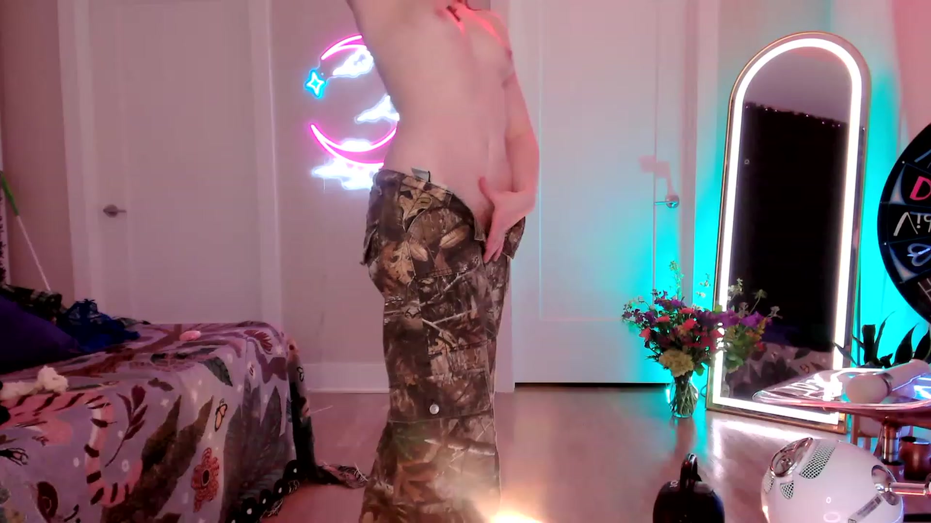 Gallery image thumbnail from SnugglePunk's myfreecams stream on, 06/23/2023, 01:04 image 6 of 20