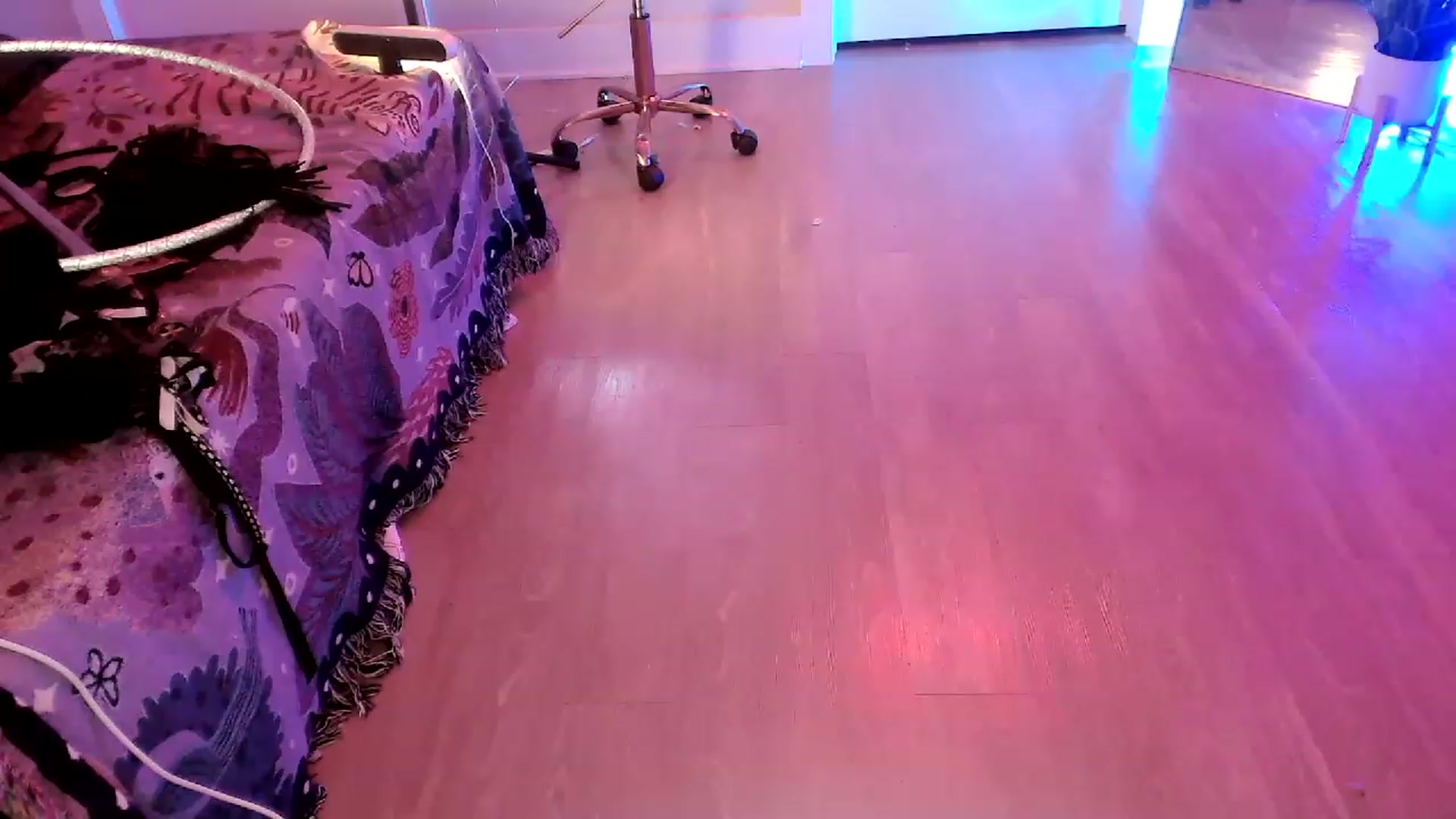 Gallery image thumbnail from SnugglePunk's myfreecams stream on, 08/04/2023, 24:01 image 15 of 20