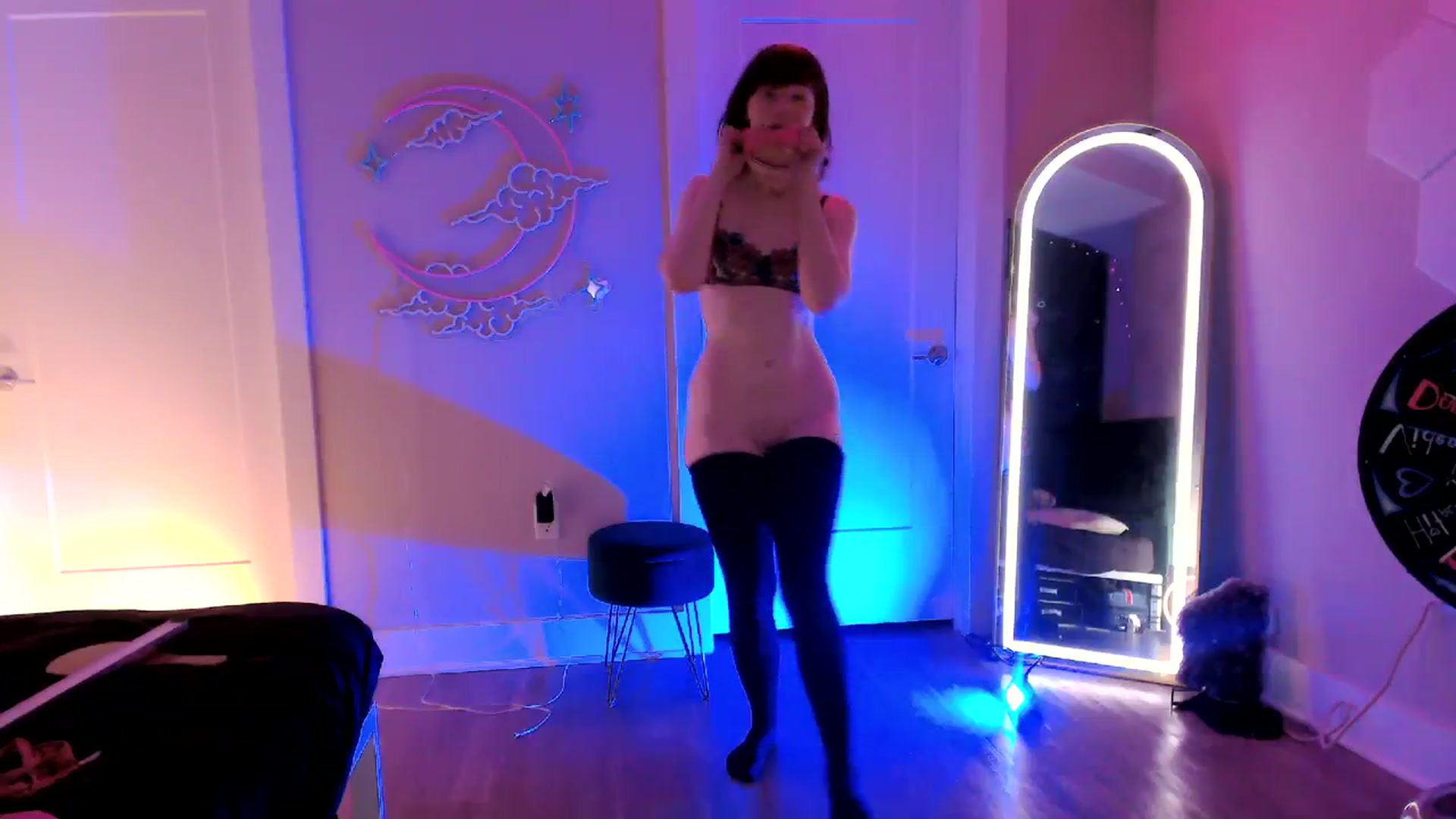 Gallery image thumbnail from SnugglePunk's myfreecams stream on, 01/21/2024, 02:17 image 6 of 20