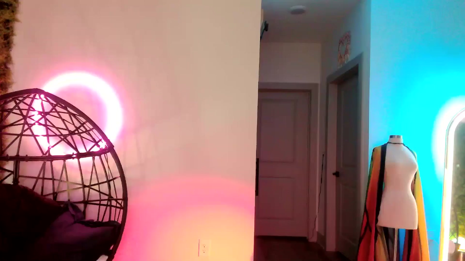 Gallery image thumbnail from SnugglePunk's myfreecams stream on, 05/13/2024, 02:06 image 3 of 20