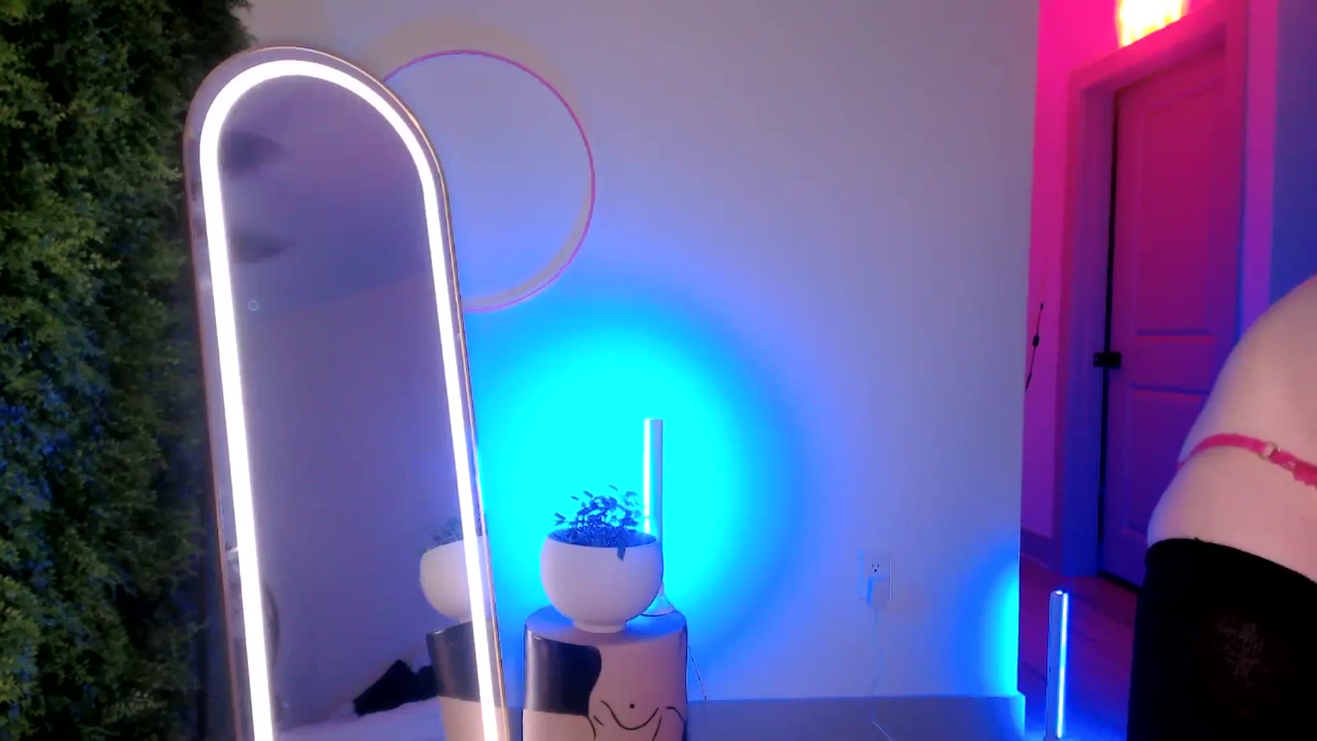 Gallery image thumbnail from SnugglePunk's myfreecams stream on, 06/29/2024, 24:46 image 17 of 20