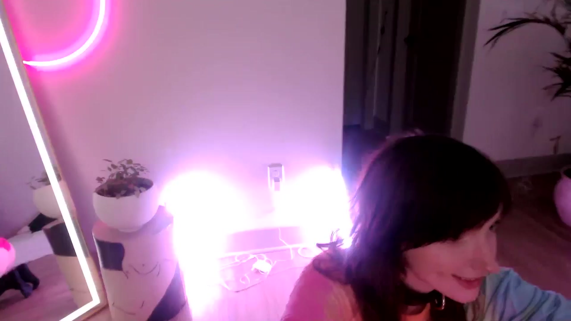 Gallery image thumbnail from SnugglePunk's myfreecams stream on, 06/29/2024, 24:46 image 2 of 20
