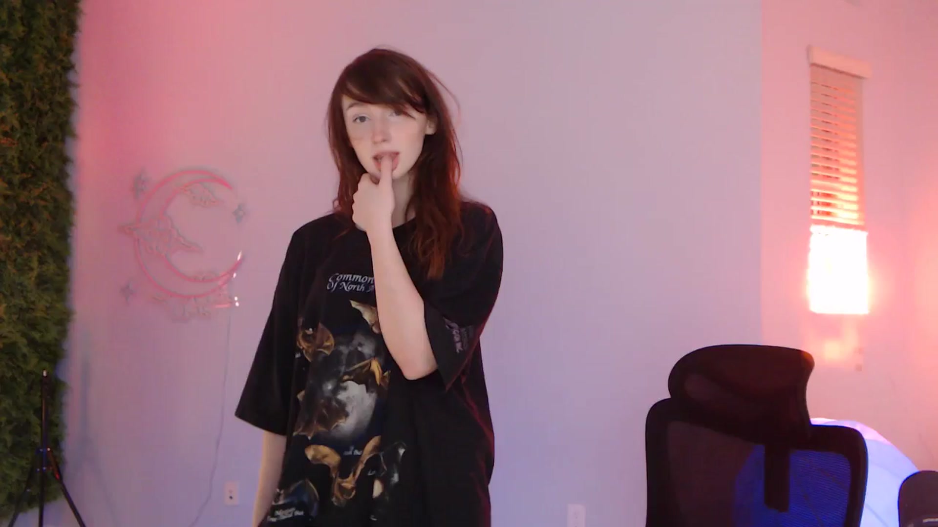 Gallery image thumbnail from SnugglePunk's myfreecams stream on, 01/04/2025, 23:18 image 18 of 20