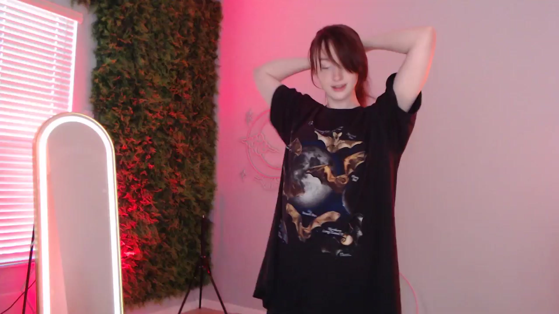 Gallery image thumbnail from SnugglePunk's myfreecams stream on, 01/04/2025, 23:18 image 3 of 20