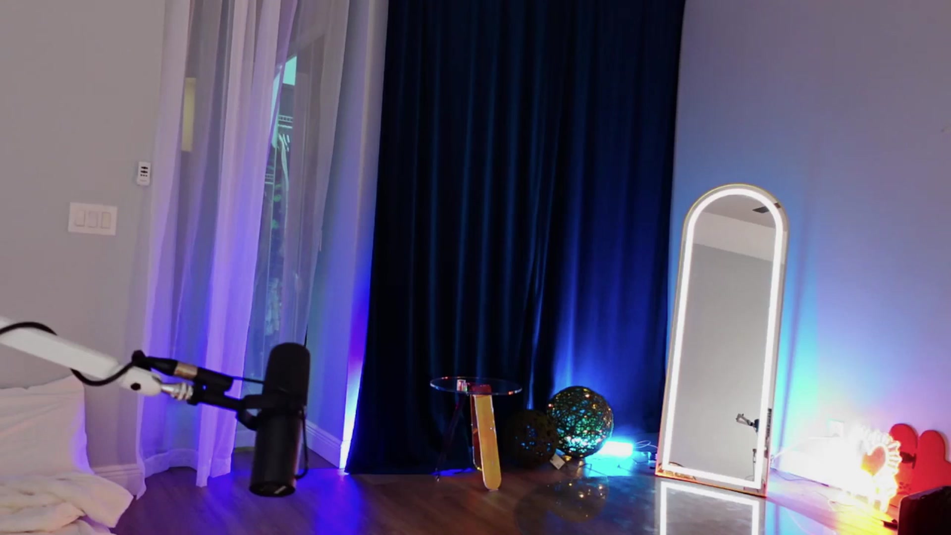 Gallery image thumbnail from SnugglePunk's myfreecams stream on, 03/21/2025, 02:02 image 6 of 20