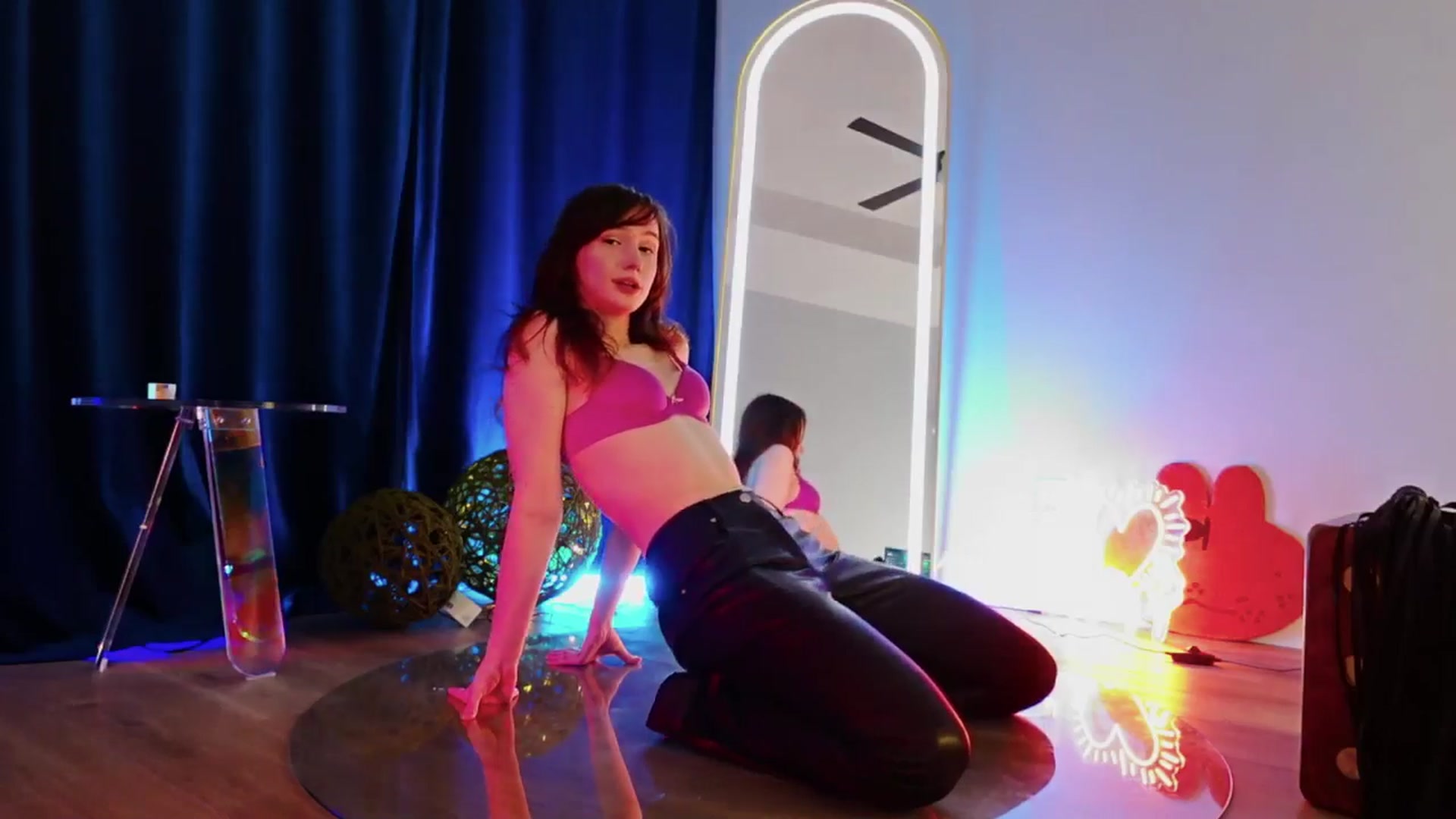 Gallery image thumbnail from SnugglePunk's myfreecams stream on, 03/21/2025, 02:02 image 8 of 20