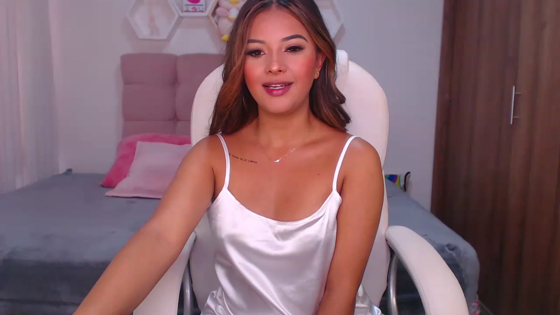 Gallery image thumbnail from Soffiee_vega1's myfreecams stream on, 11/20/2022, 15:43 image 14 of 20