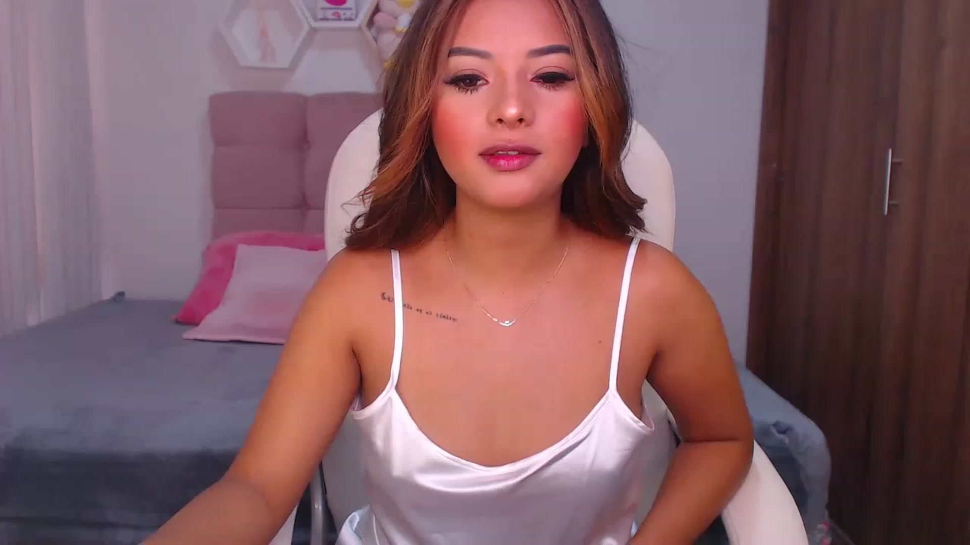 Gallery image thumbnail from Soffiee_vega1's myfreecams stream on, 11/20/2022, 15:43 image 6 of 20