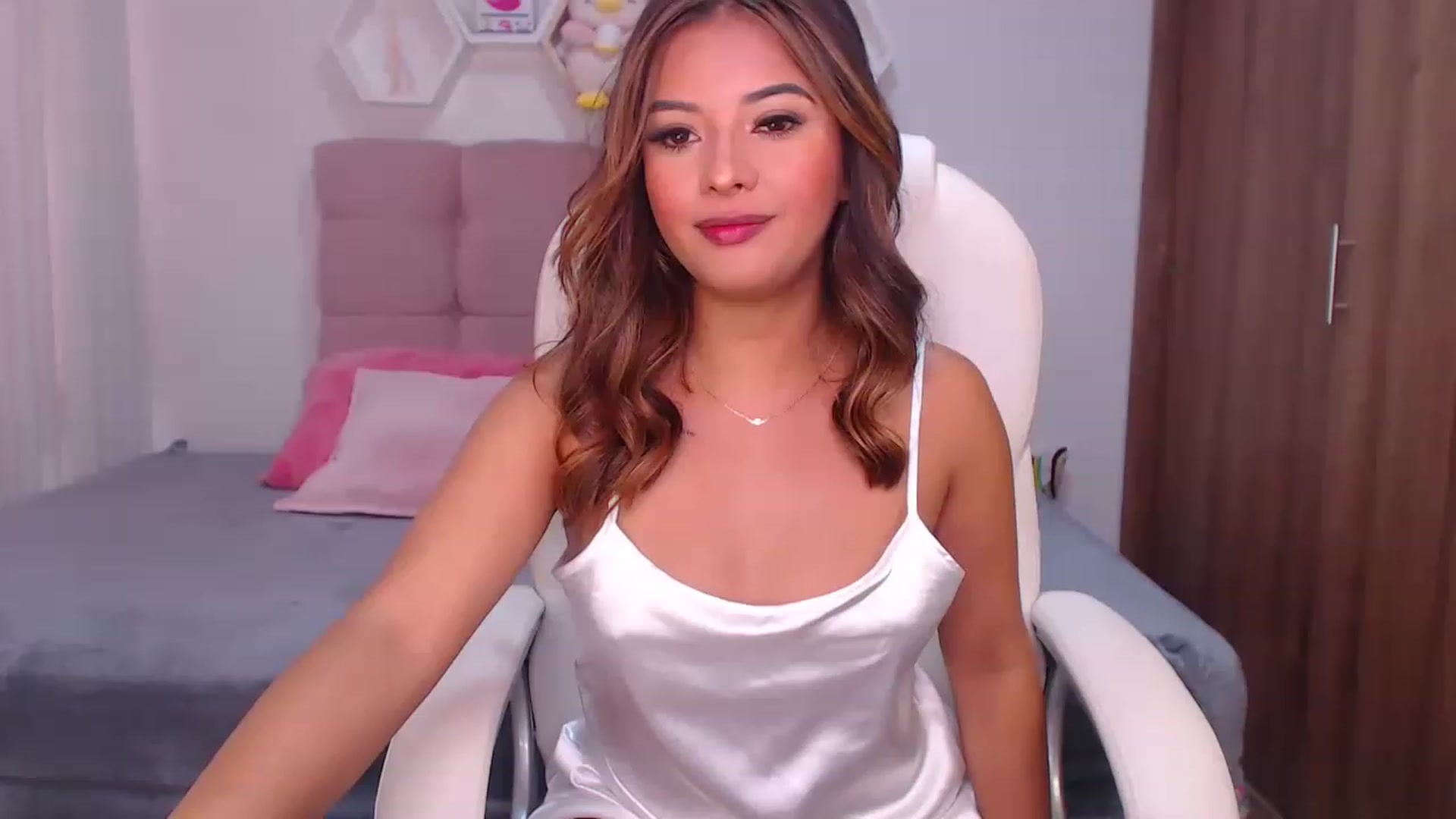 Gallery image thumbnail from Soffiee_vega1's myfreecams stream on, 11/20/2022, 15:43 image 19 of 20