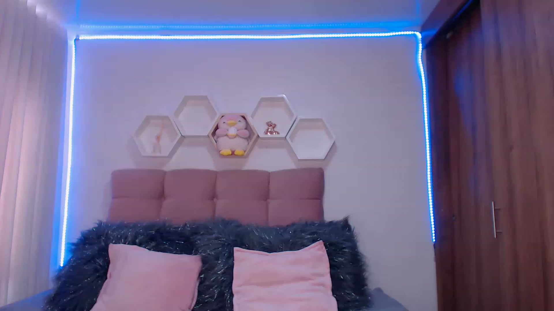 Gallery image thumbnail from Soffiee_vega1's myfreecams stream on, 11/25/2022, 15:14 image 18 of 20
