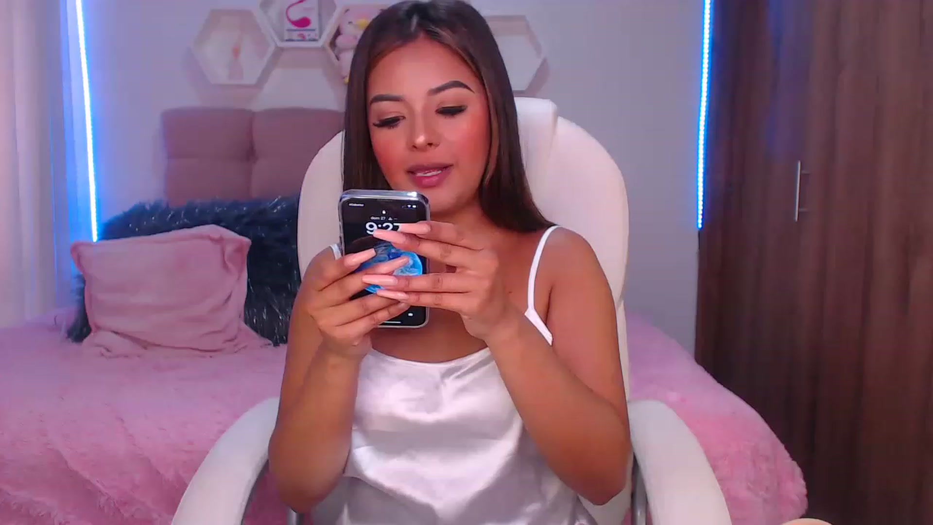 Gallery image thumbnail from Soffiee_vega1's myfreecams stream on, 11/27/2022, 14:59 image 9 of 20