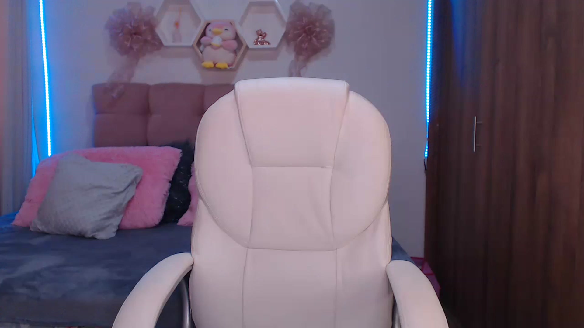 Gallery image thumbnail from Soffiee_vega1's myfreecams stream on, 12/16/2022, 14:01 image 15 of 20
