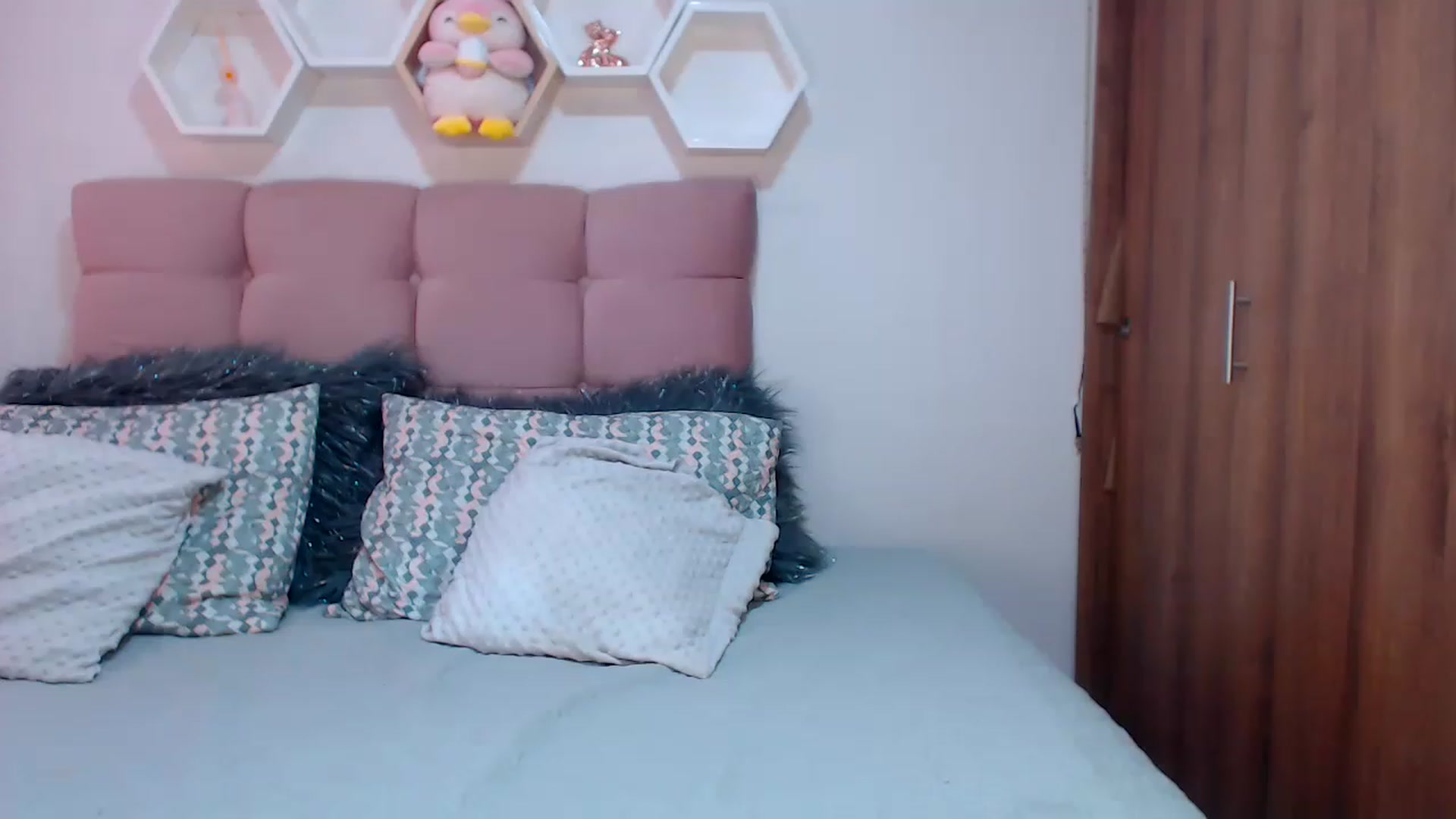 Gallery image thumbnail from Soffiee_vega1's myfreecams stream on, 12/30/2022, 16:20 image 16 of 20