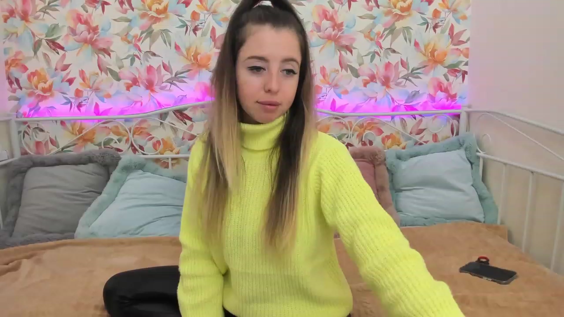 Gallery image thumbnail from SofiBloom's myfreecams stream on, 11/19/2022, 08:58 image 4 of 20