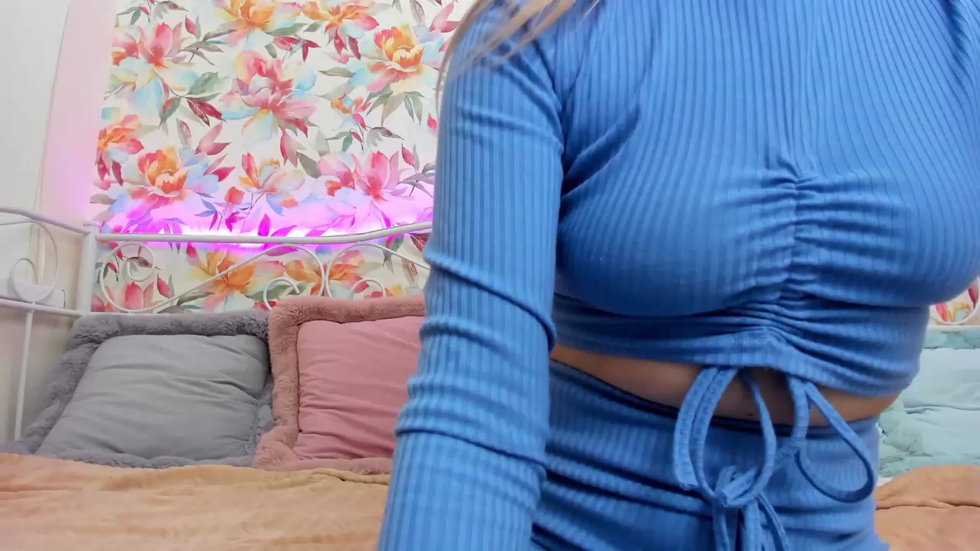 Gallery image thumbnail from SofiBloom's myfreecams stream on, 11/19/2022, 12:59 image 18 of 20