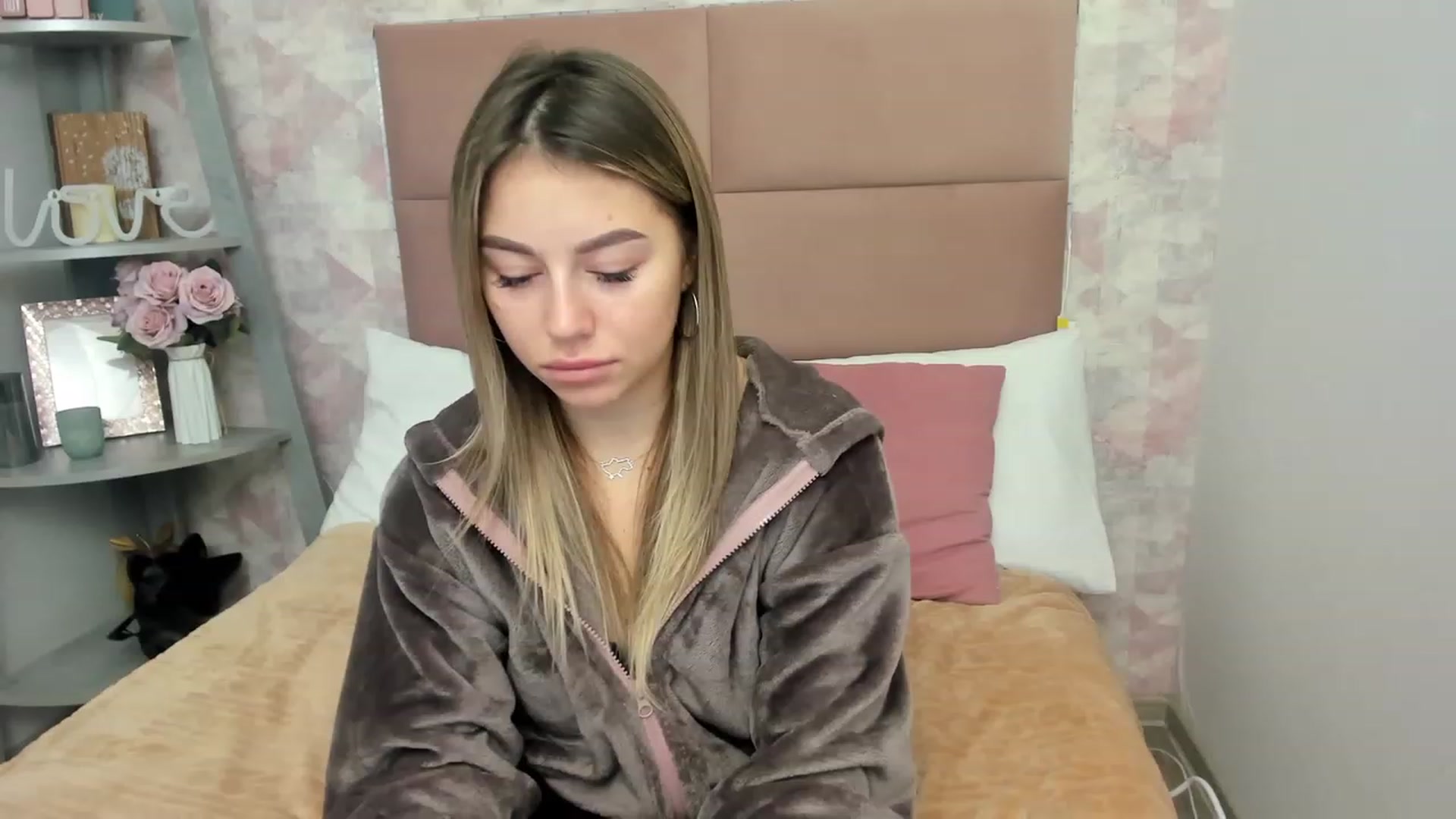 Gallery image thumbnail from SofiBloom's myfreecams stream on, 12/01/2022, 09:39 image 2 of 20