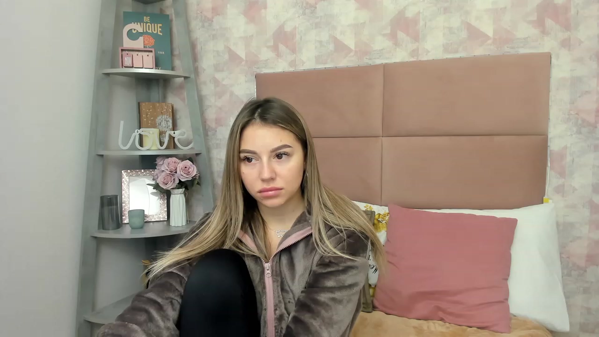 Gallery image thumbnail from SofiBloom's myfreecams stream on, 12/01/2022, 09:39 image 16 of 20