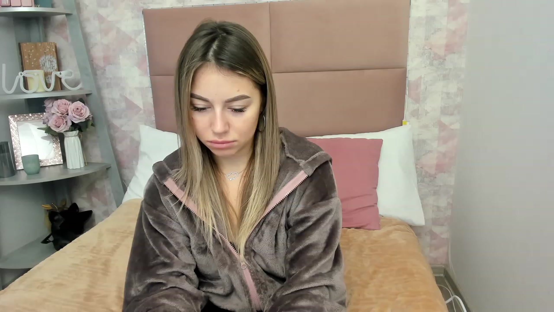 Gallery image thumbnail from SofiBloom's myfreecams stream on, 12/01/2022, 09:39 image 4 of 20