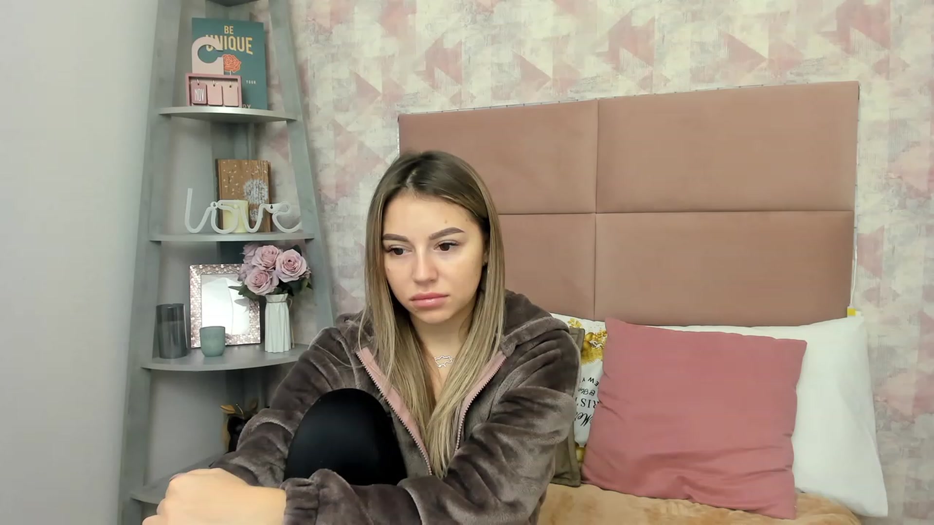 Gallery image thumbnail from SofiBloom's myfreecams stream on, 12/01/2022, 09:39 image 15 of 20