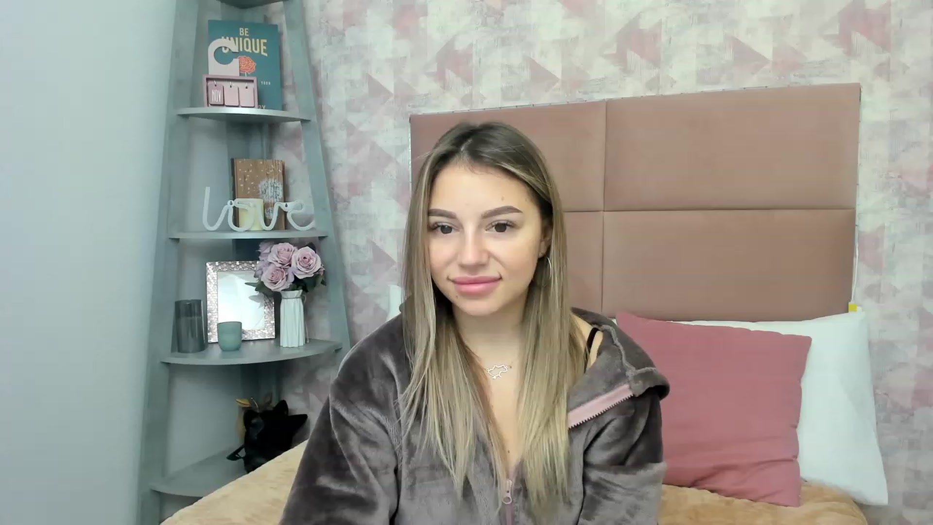 Gallery image thumbnail from SofiBloom's myfreecams stream on, 12/01/2022, 11:44 image 12 of 20