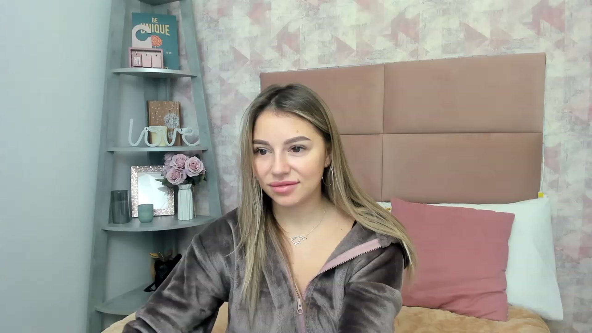 Gallery image thumbnail from SofiBloom's myfreecams stream on, 12/01/2022, 11:44 image 14 of 20