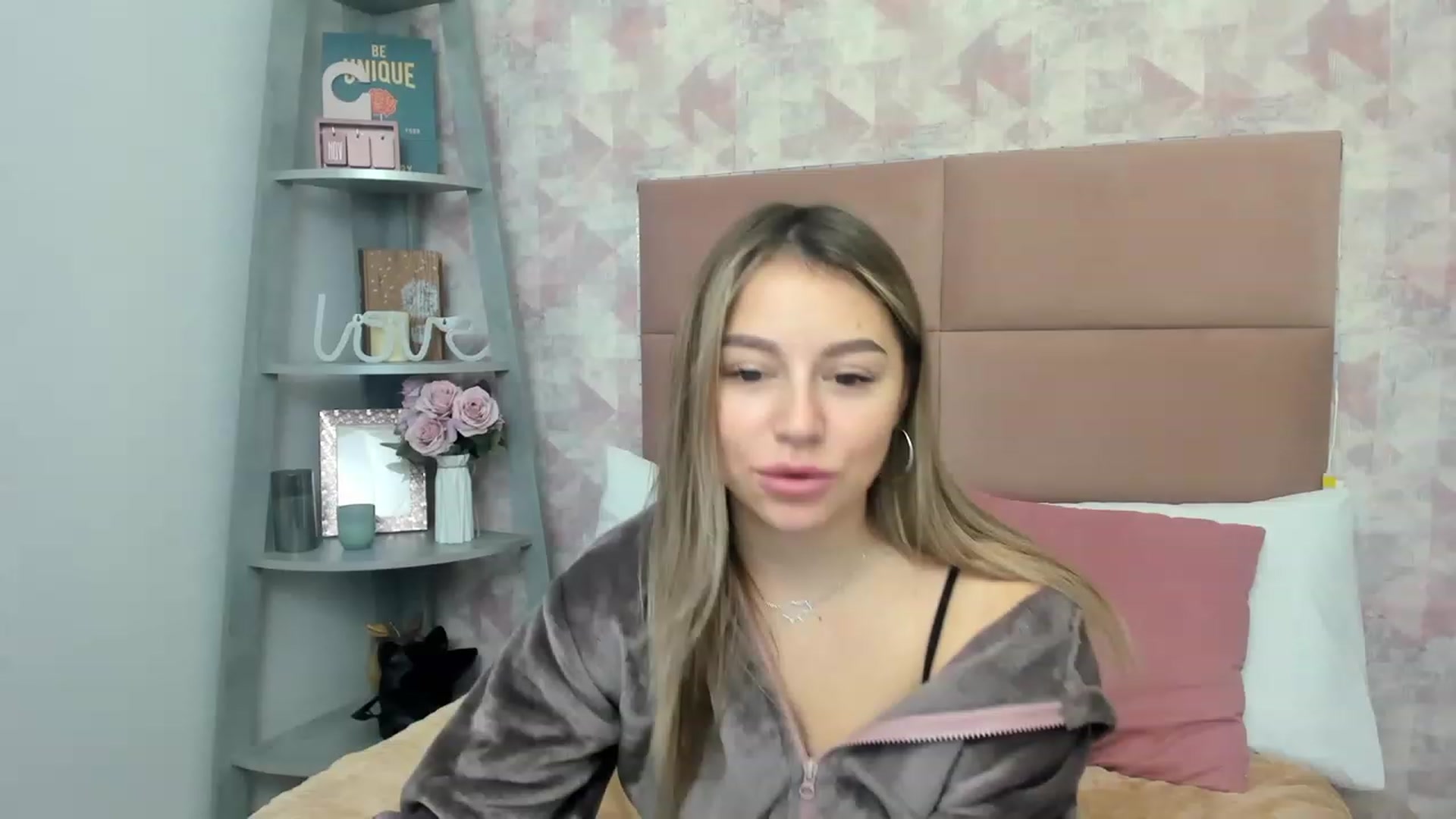 Gallery image thumbnail from SofiBloom's myfreecams stream on, 12/01/2022, 11:44 image 19 of 20