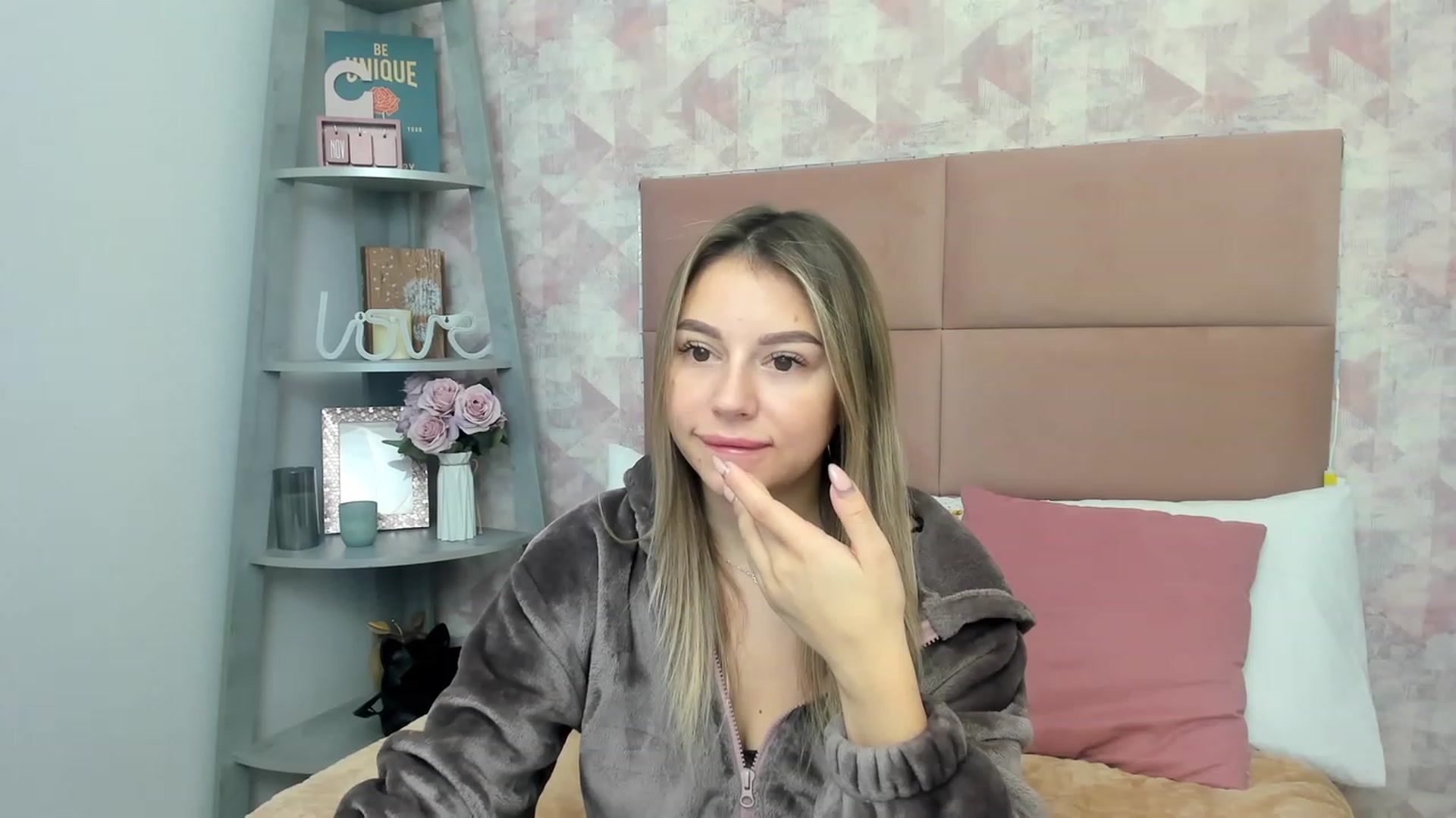 Gallery image thumbnail from SofiBloom's myfreecams stream on, 12/01/2022, 11:44 image 9 of 20