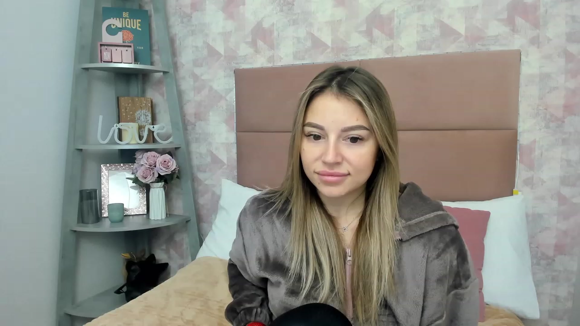 Gallery image thumbnail from SofiBloom's myfreecams stream on, 12/01/2022, 11:59 image 5 of 20