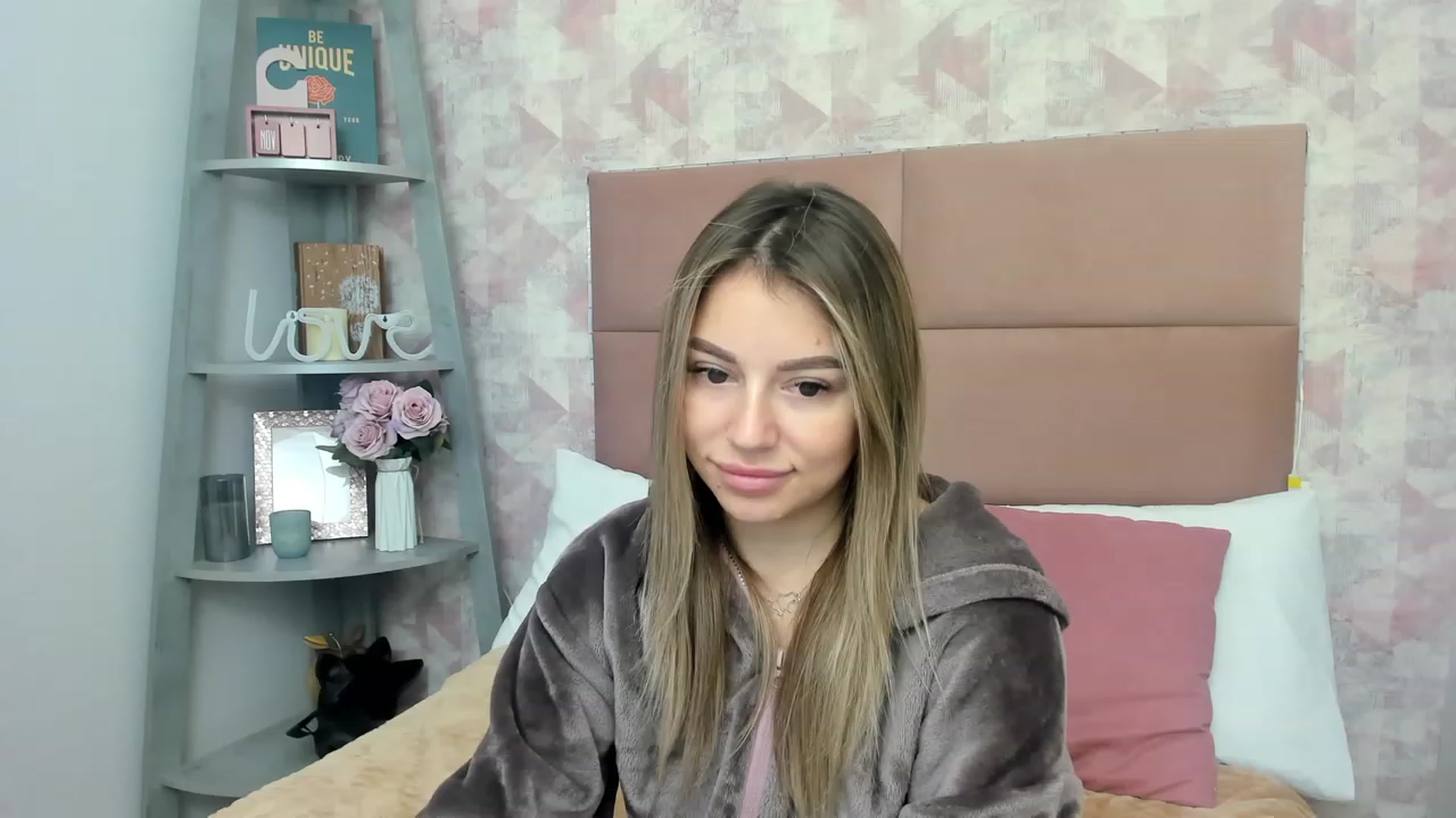 Gallery image thumbnail from SofiBloom's myfreecams stream on, 12/01/2022, 11:59 image 20 of 20
